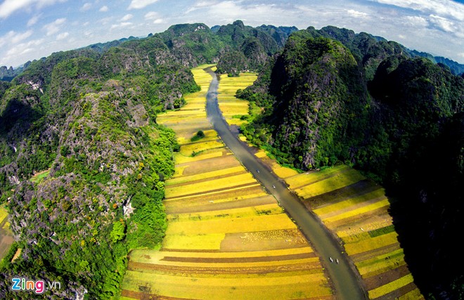 Chỉ cách trung tâm TP Ninh Bình khoảng 8km, Tràng An được mệnh danh là “Vịnh Hạ Long trên cạn”, được bao bọc bởi những dãy núi đá vôi trùng điệp, len lỏi bên trong là những dòng sông, suối xen kẽ trong thung lũng.